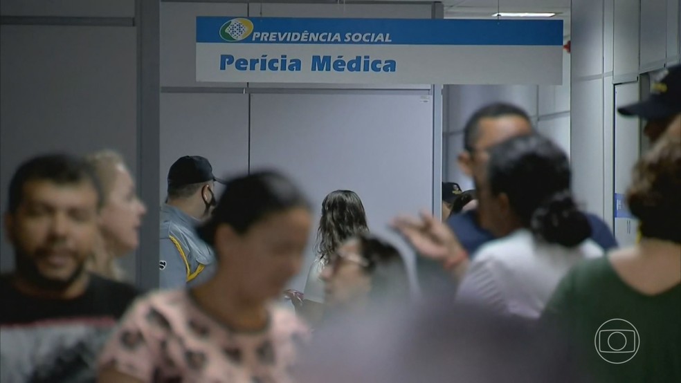 INSS começa a telefonar para segurados à espera do auxílio doença há mais de 45 dias — Foto: Jornal Nacional/Reprodução