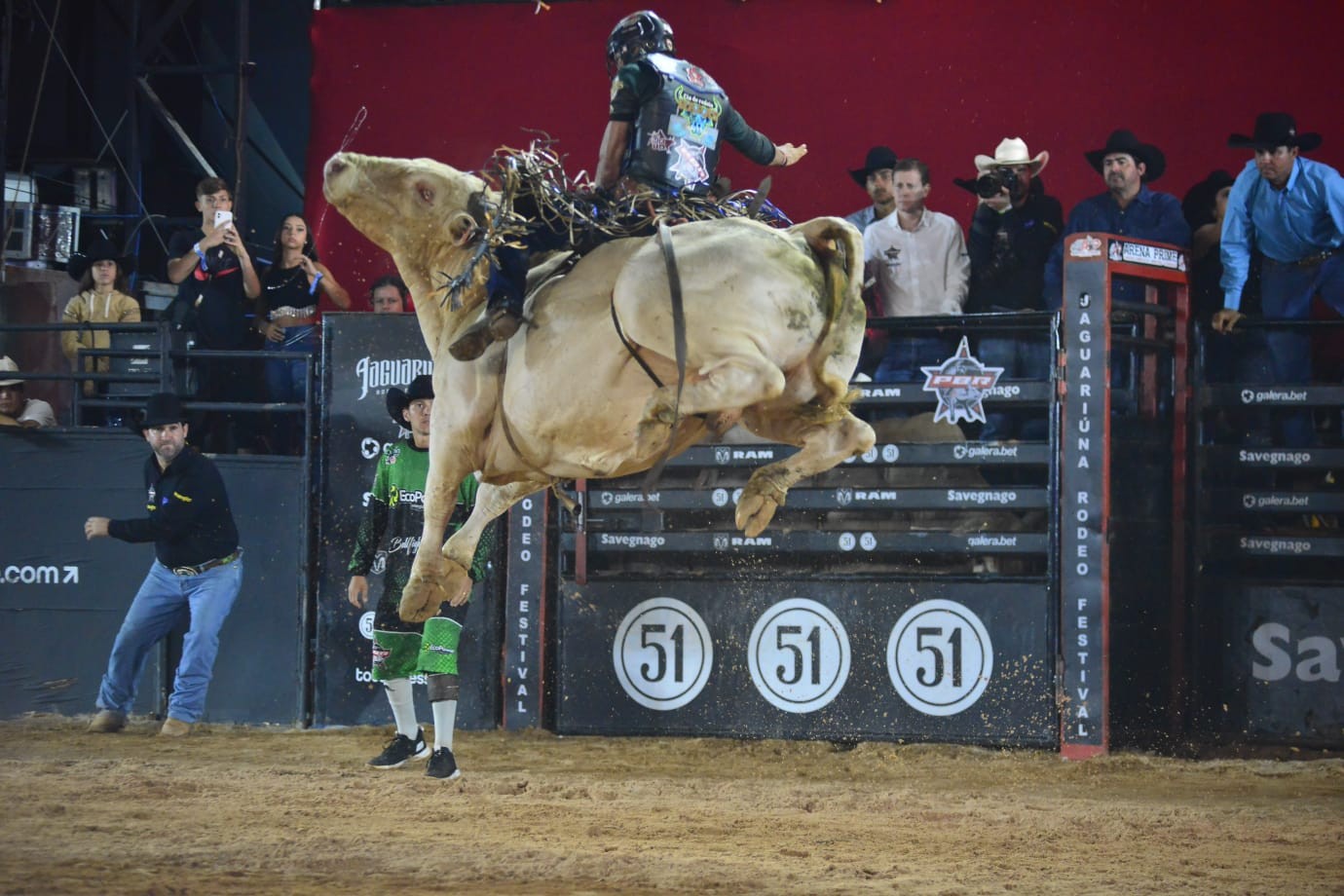 Time Cowboys é campeão da noite na montaria em touros em equipe do ...