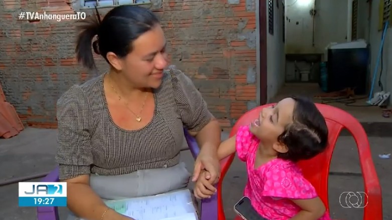 Menina que levou tiro na cabeça não pode ir à escola e aguarda tratamento: 'Não pode correr, pular', diz mãe