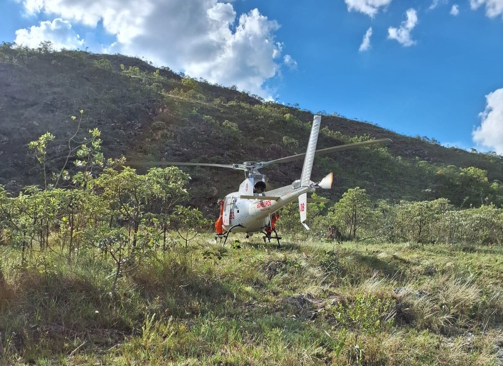 Helicóptero foi chamado para socorrer jovem em serra em MG — Foto: Corpo de Bombeiros/Divulgação