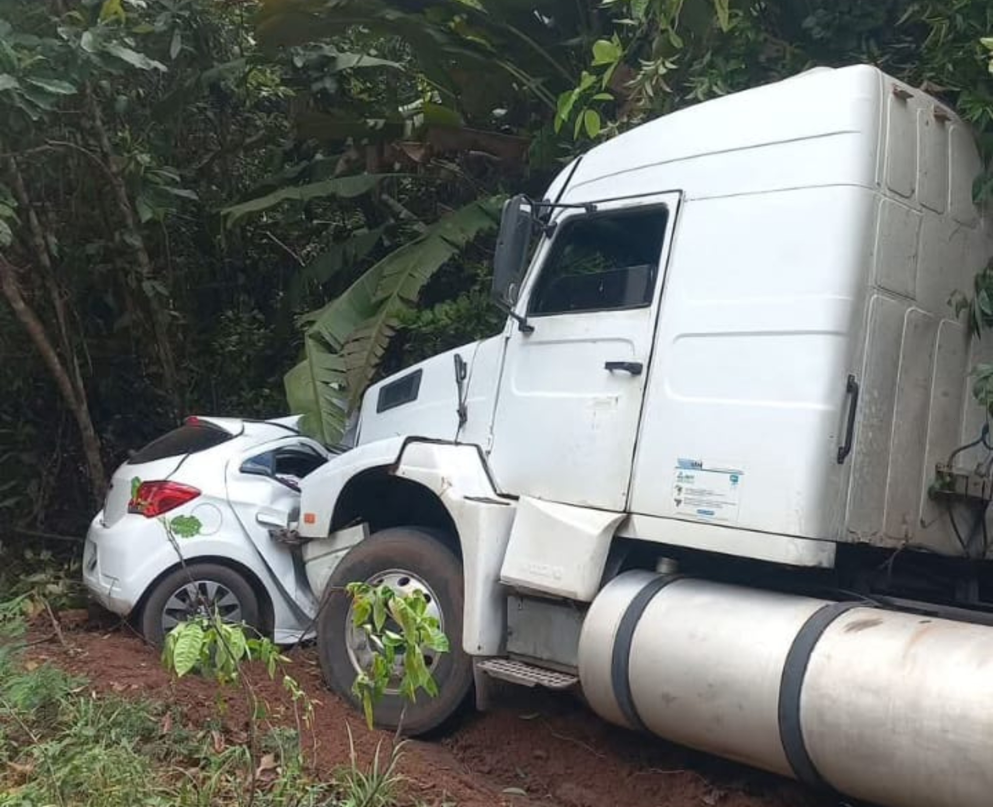 Duas mulheres morrem após carro atingir buraco e bater de frente com carreta na BR-174, em RR