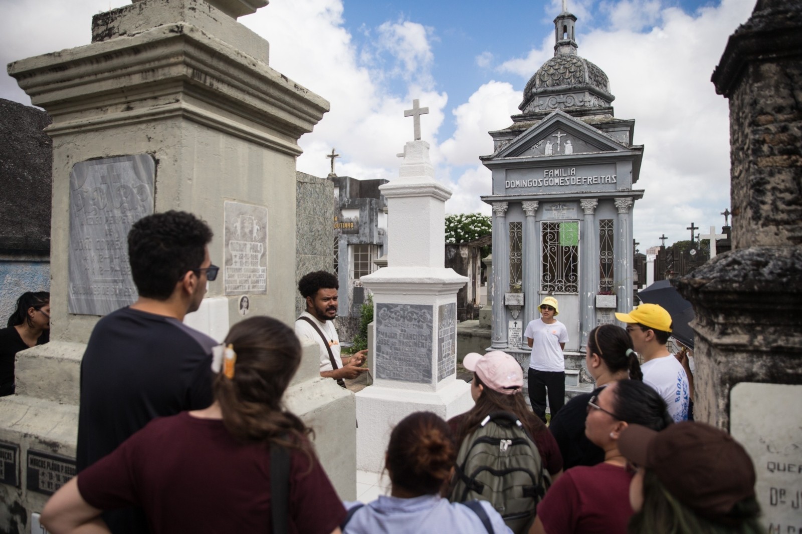 Cemitério São João Batista em Fortaleza: tours revelam história e lendas sobrenaturais​‌​