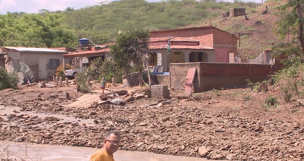 Moradores ficam ilhados após rompimento de açude no Sertão da Paraíba — Foto: Beto Silva/TV Paraíba