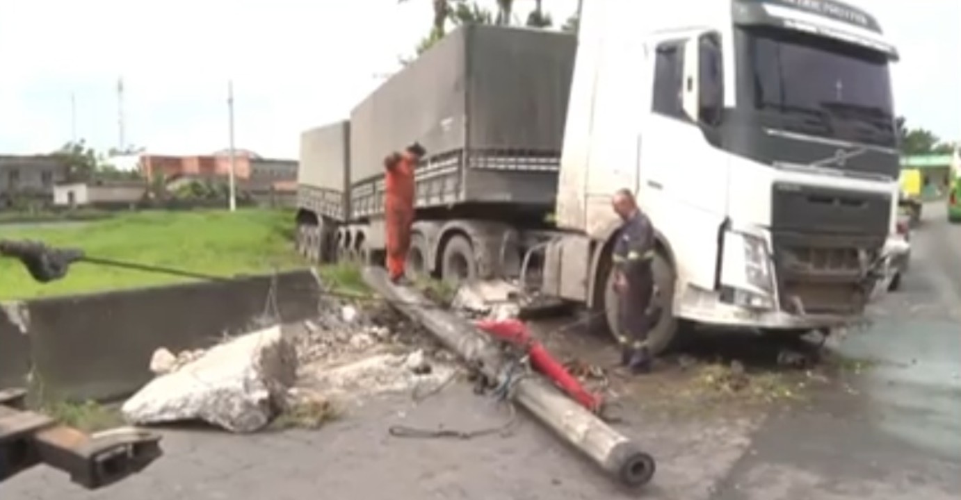 Trecho da BR-324 é parcialmente bloqueado após carreta bater em poste e atravessar canteiro central  
