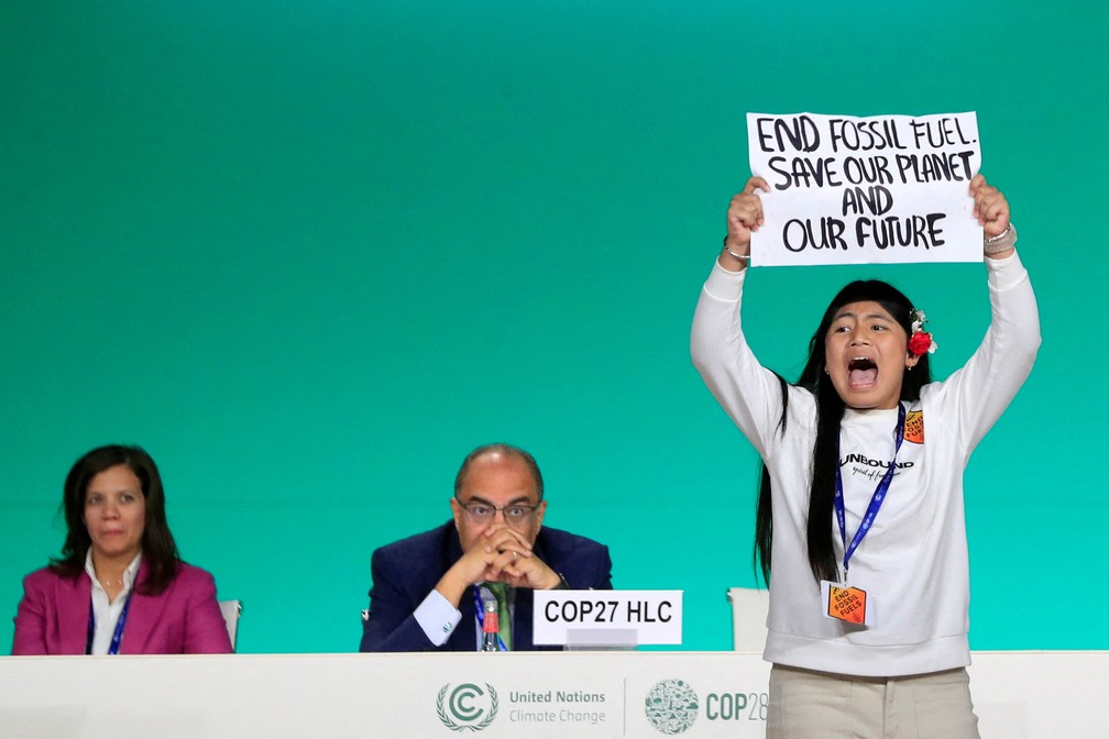 Licypriya Kangujam, uma ativista climática indígena da Índia, segura uma faixa com os dizeres "Acabem com os combustíveis fósseis. Salvem nosso planeta e o nosso futuro", em um protesto durante a Conferência das Nações Unidas sobre Mudanças Climáticas de Dubai, a COP 28. — Foto: REUTERS/Thomas Mukoya
