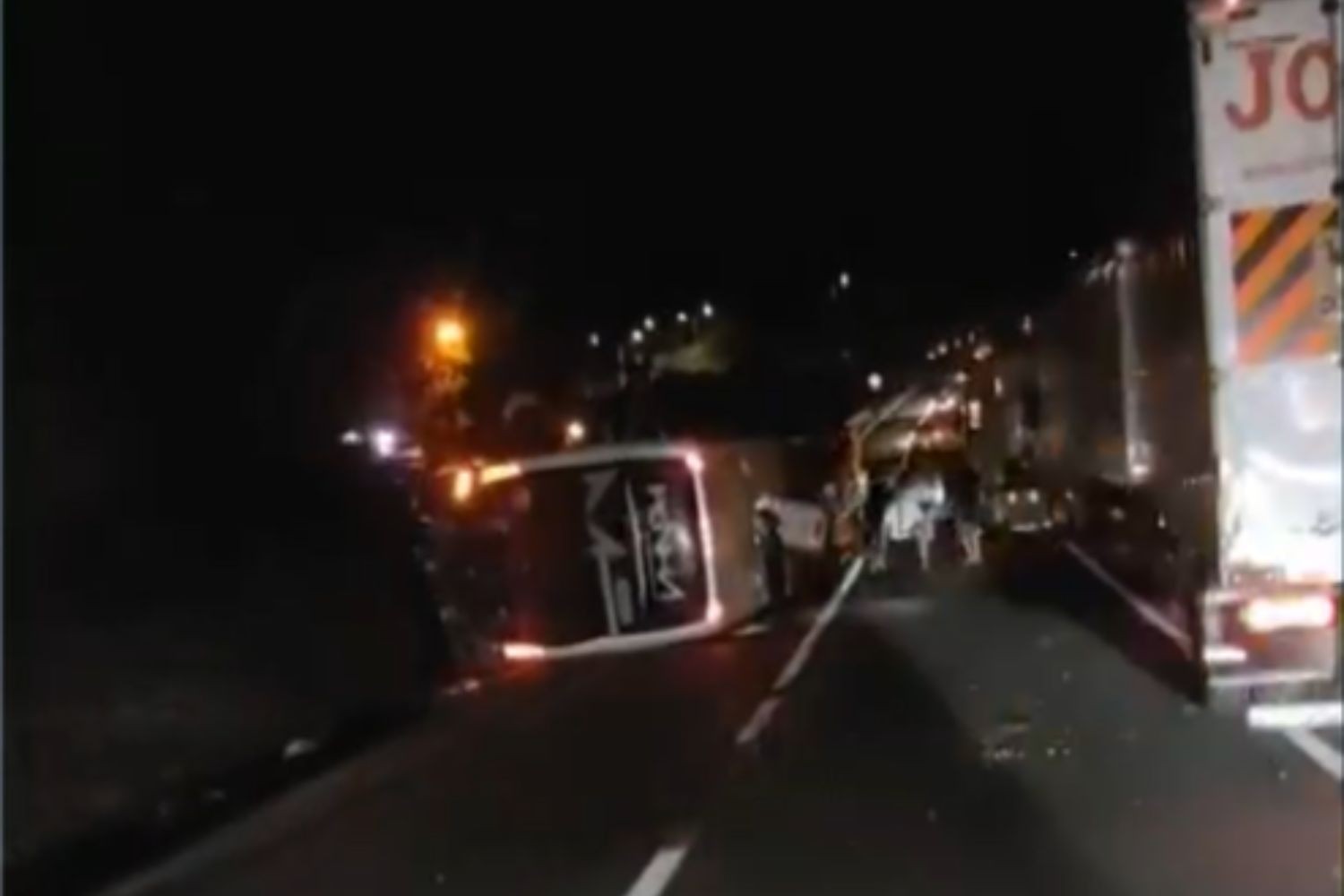 Ônibus de turismo tomba e deixa feridos na Régis Bittencourt, SP; VÍDEO