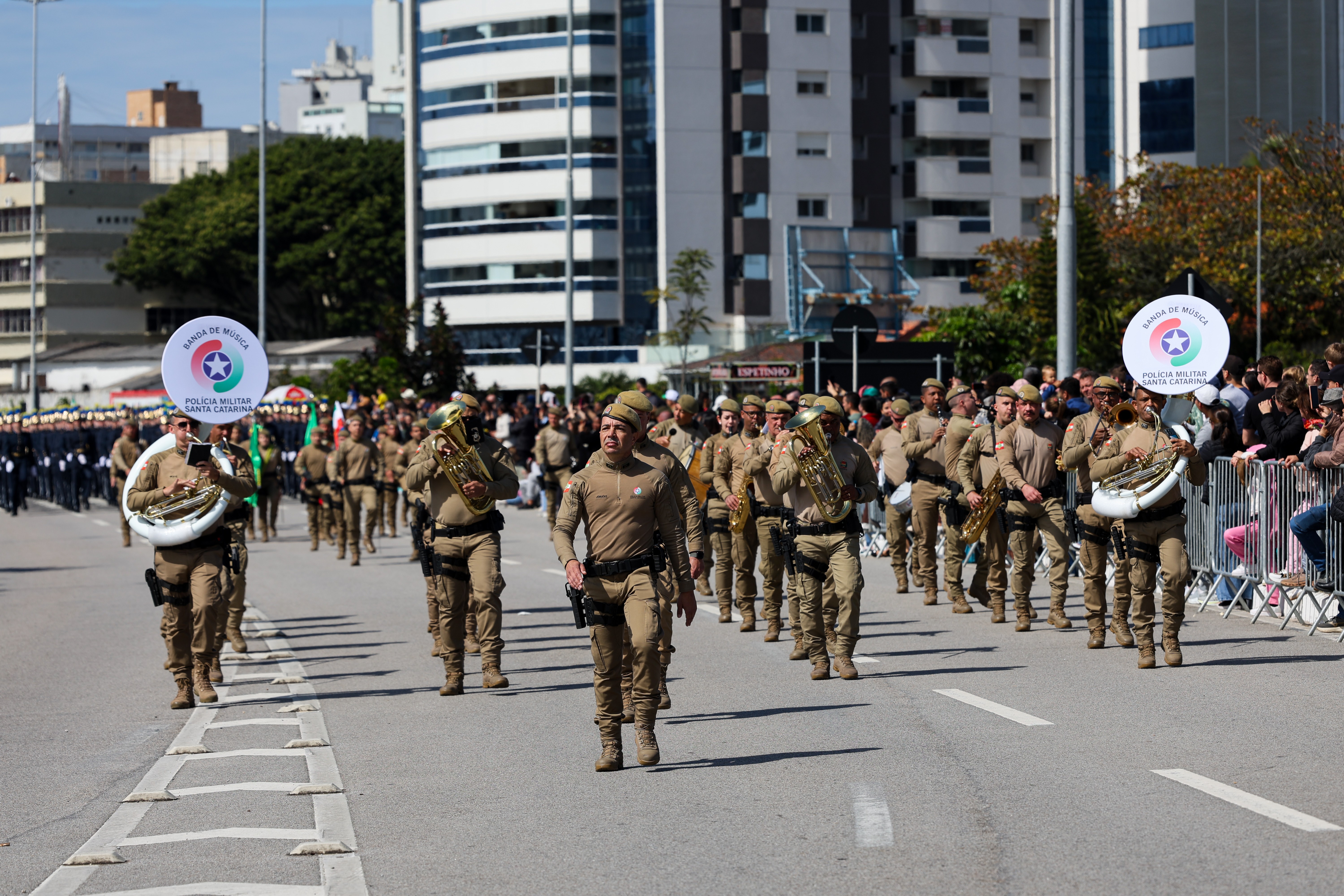 Desfile de 7 de setembro reúne 2,5 mil estudantes, Forças Armadas e forças de segurança em Florianópolis