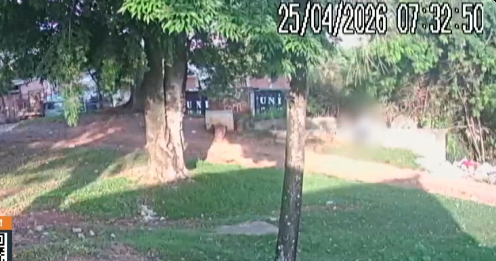 Flagrante mostra homem jogando sacos de lixo em córrego de Piracicaba