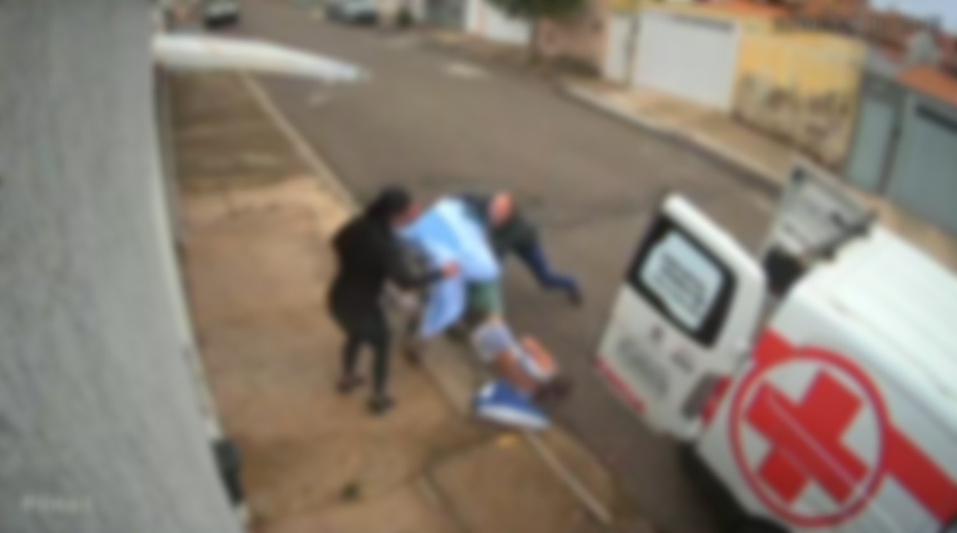 VÍDEO: Paciente cai de maca durante transporte para ambulância em MG