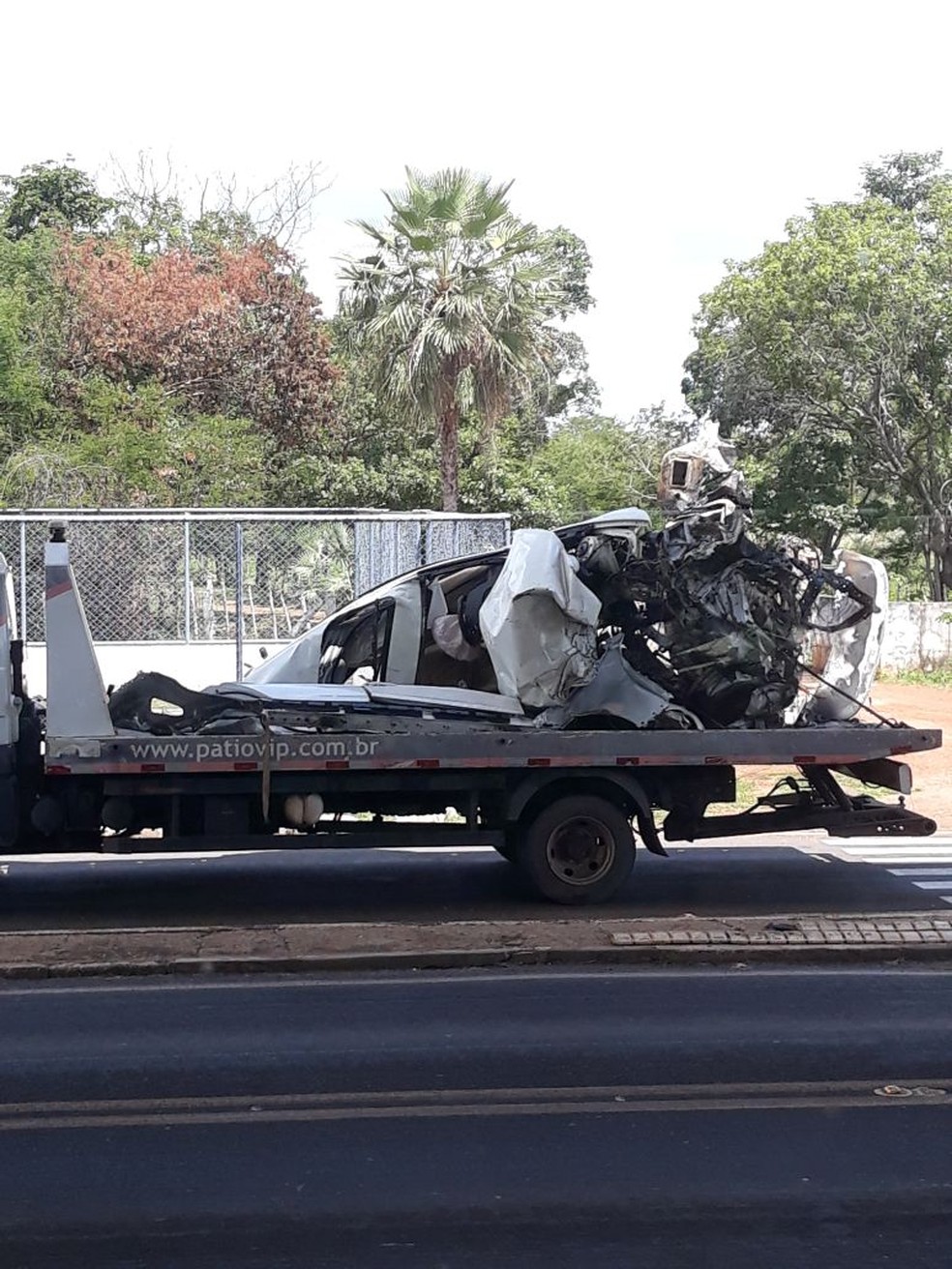 Automóveis de luxo foram destruídos pela colisão. — Foto: Divulgação/ PRF