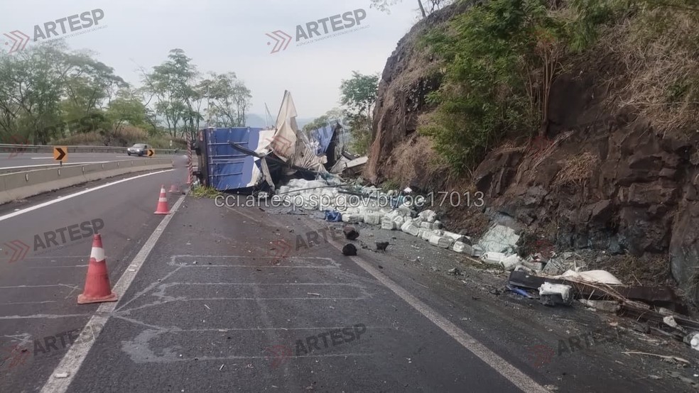 Carga ficou espalhada na pista, que foi parcialmente interditada em Dois Córregos — Foto: Artesp/Divulgação