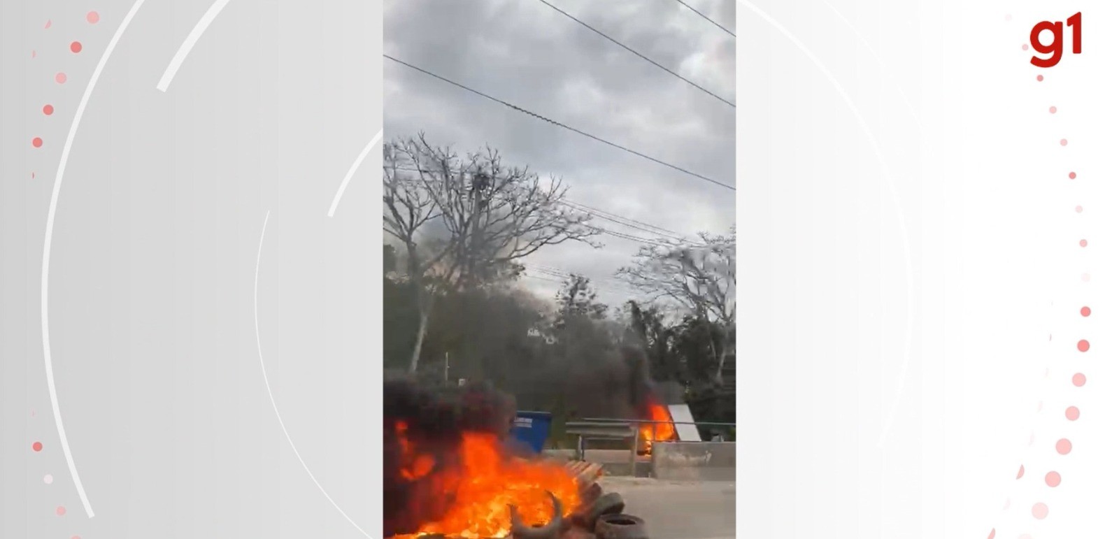 VÍDEO: Ponte entre São José e Palhoça é bloqueada após incêndio provocado por manifestantes