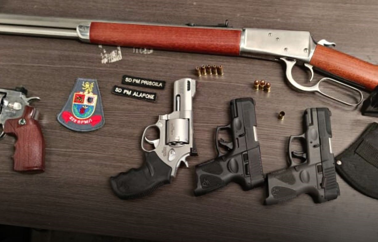 Homem é preso com armas após ameaçar a companheira em Angatuba