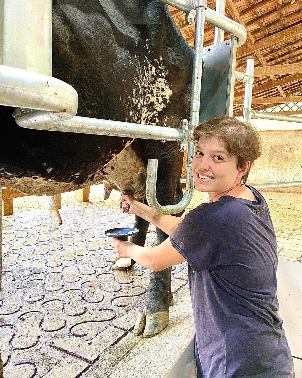 Formada em teatro, Thais Puello deixou a vida da cidade para se dedicar à produção de queijos em Chiador — Foto: Arquivo Pessoal