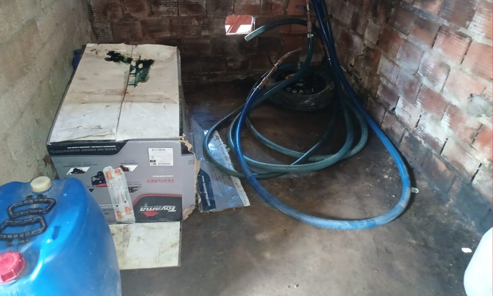 Cerca de 640 litros do material foram encontrados em vasilhames plásticos em um galpão — Foto: PC-BA