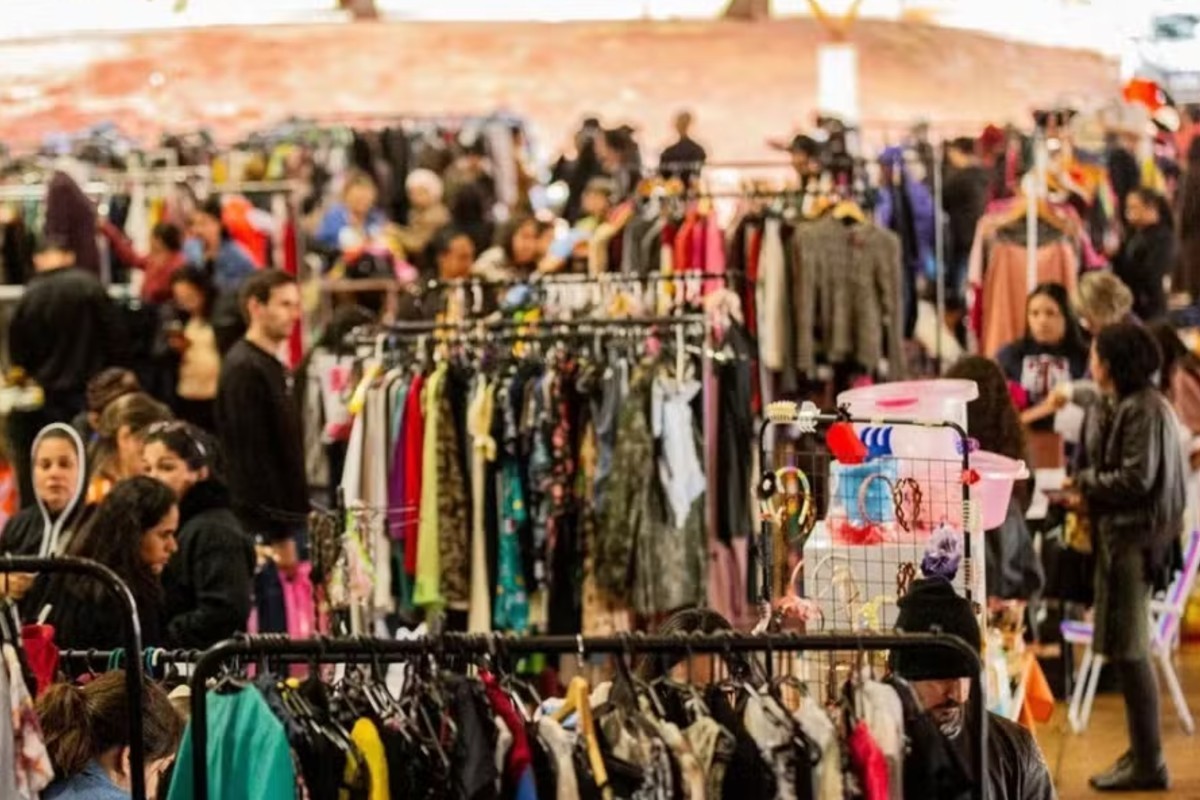 Bazar com peças de grife reúne 25 mil itens a partir de R$ 2 em megabrechó
