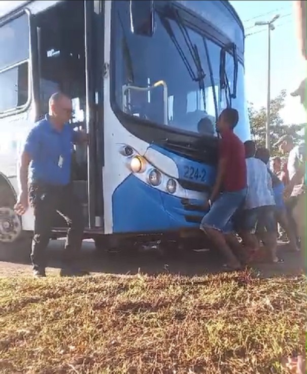 População 'levanta' ônibus para retirar motociclista que ficou preso após ser atropelado; VÍDEO