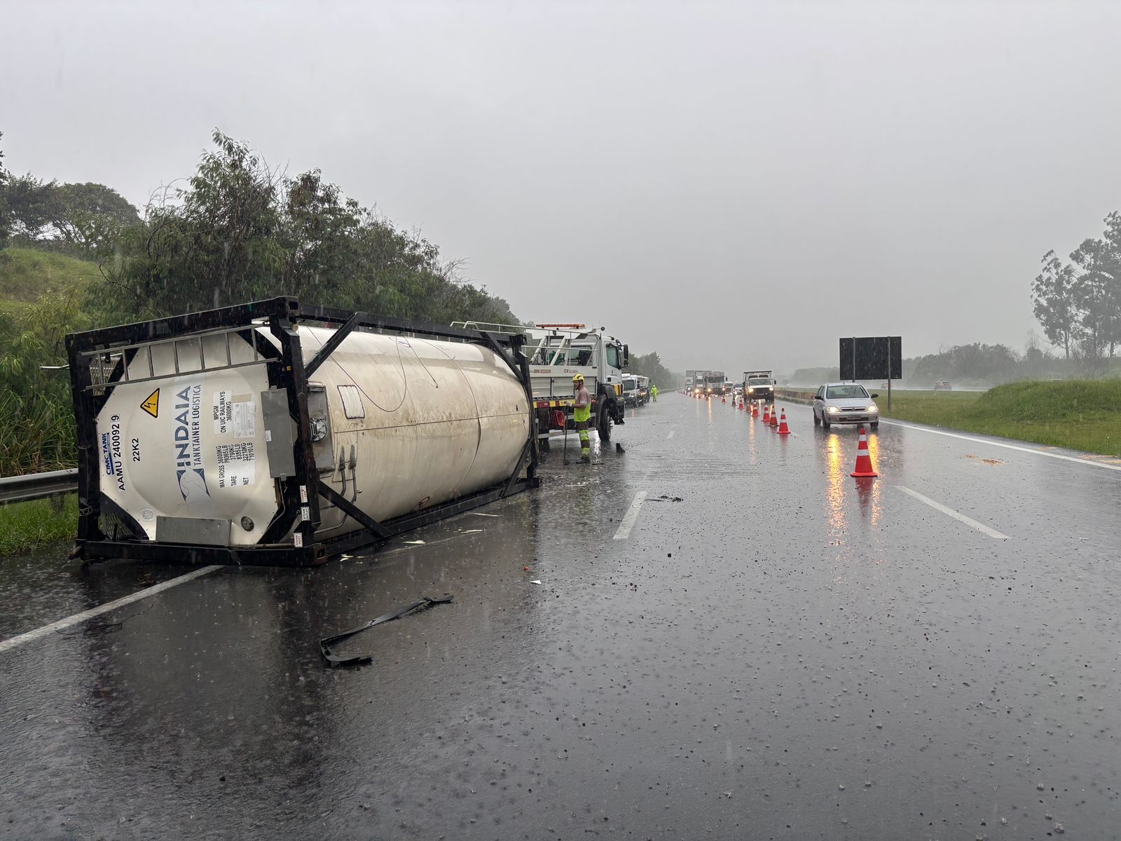 Batida entre carro e carreta deixa três feridos na Rodovia Adalberto Panzan, em Campinas