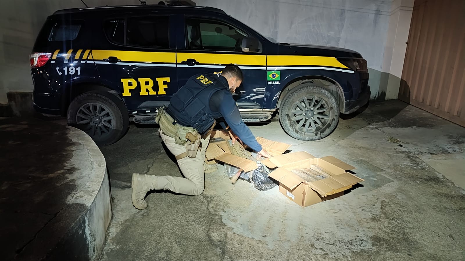 Ao ser parado pela PRF, motorista diz que transportava bolos, mas policiais apreendem 51 tabletes de maconha