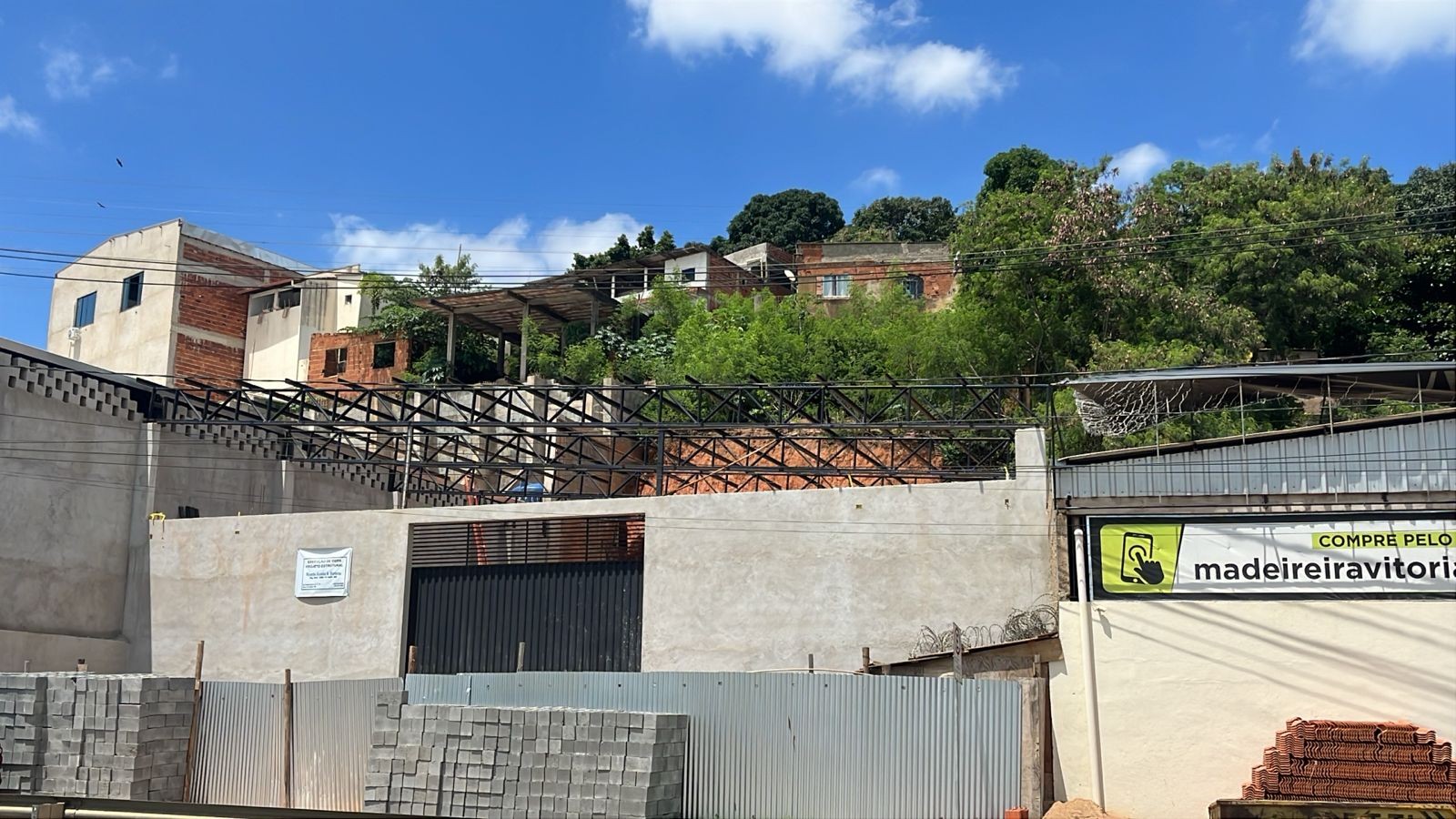 Deslizamento em obra deixa dois trabalhadores soterrados em Governador Valadares