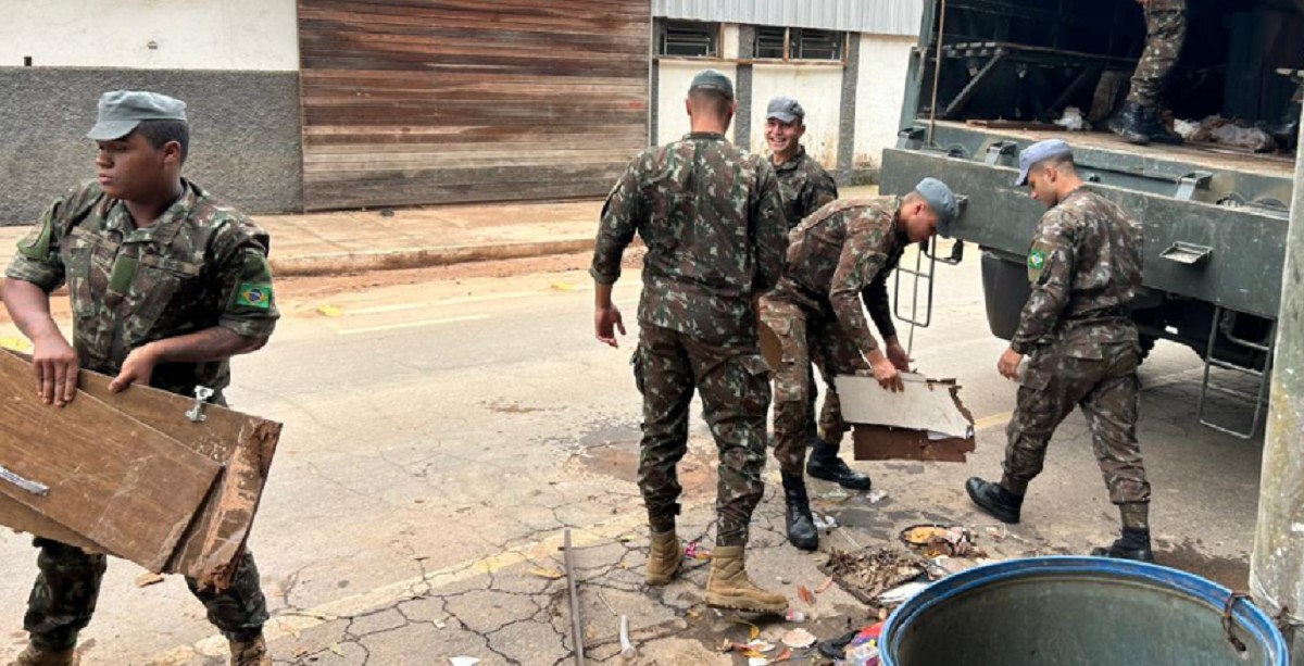 Exército ajuda na limpeza de ruas afetadas por temporal de 110 milímetros em Juiz de Fora