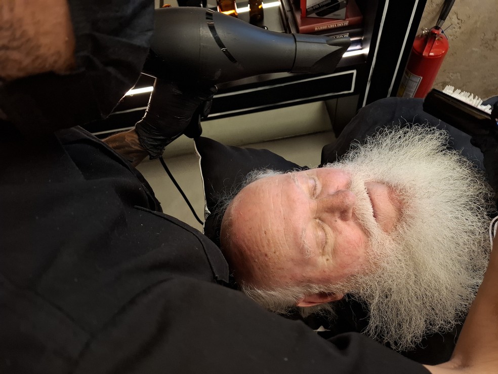 Manter a barba bem aparada e usar um matizador são algumas das dicas para que ela fique sempre branquinha — Foto: Cristina Boeckel/ g1