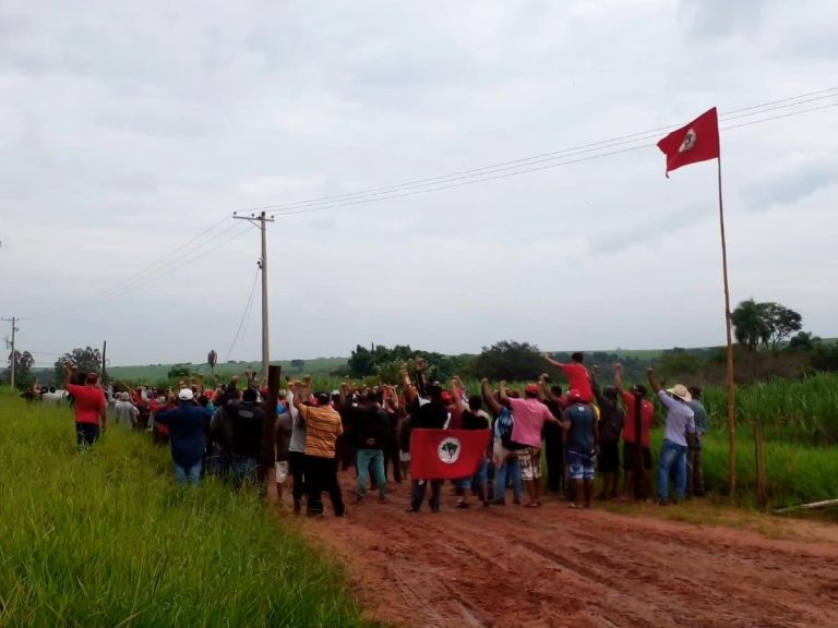 Manifestantes do MST ocupam fazenda durante protesto no interior de SP