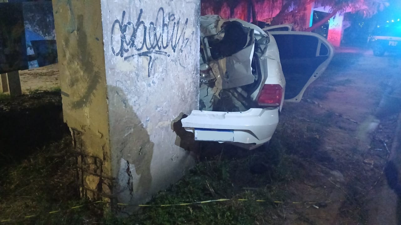 Motorista morre e passageiro fica ferido após carro bater em passarela na BR-101, no Recife