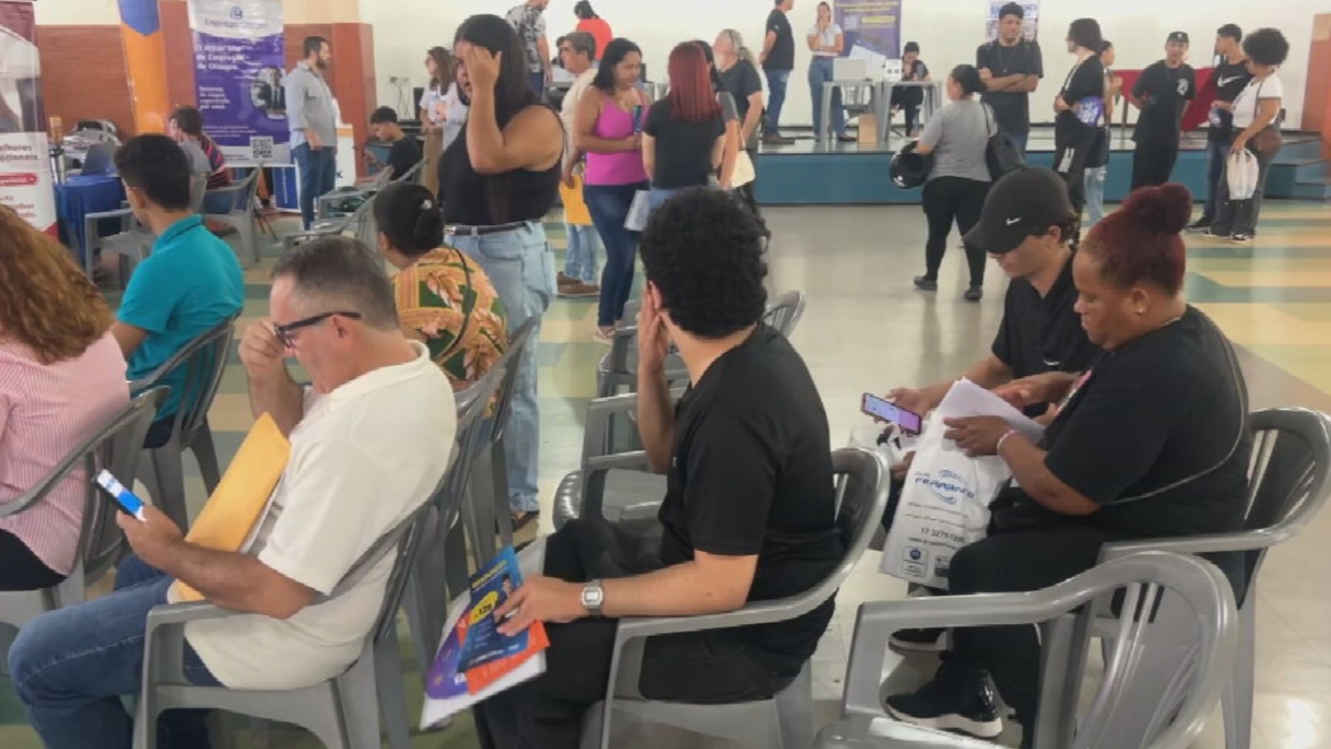 Alta oferta de empregos supera mão de obra disponível e cidade conhecida como 'Orlando brasileira' abre mais de 300 vagas 