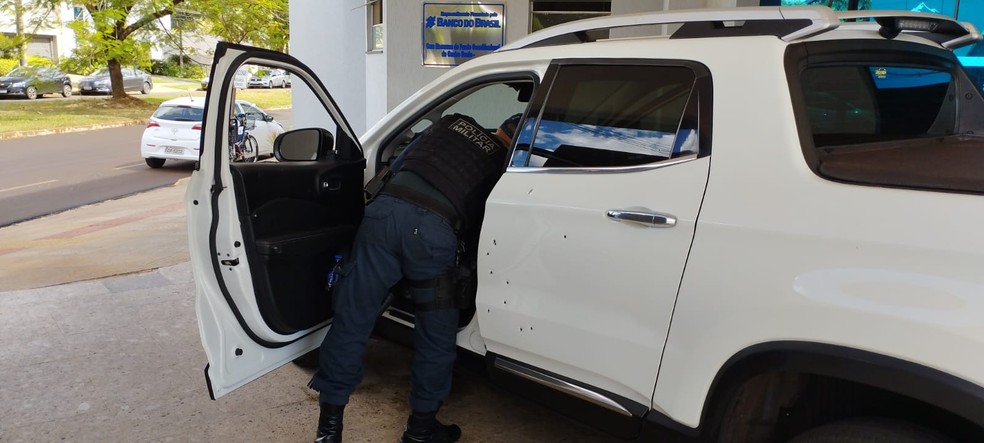 Carro da vítima foi alvejado por tiros — Foto: Leandro Hoslbach