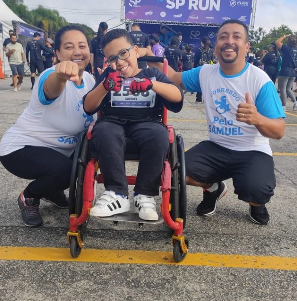 Samuel com os pais durante corrida em São Bernardo do Campo — Foto: Arquivo Pessoal