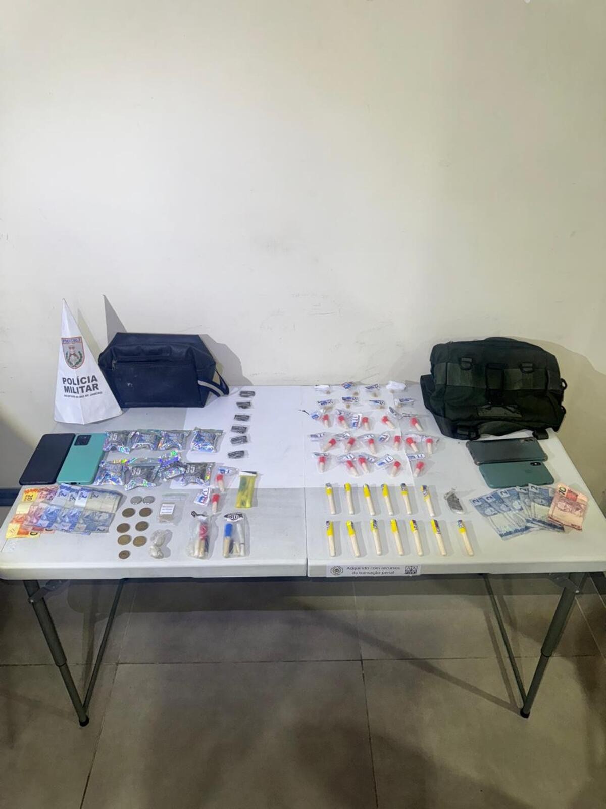 Dois jovens são presos e três adolescentes apreendidos com drogas em Volta Redonda 