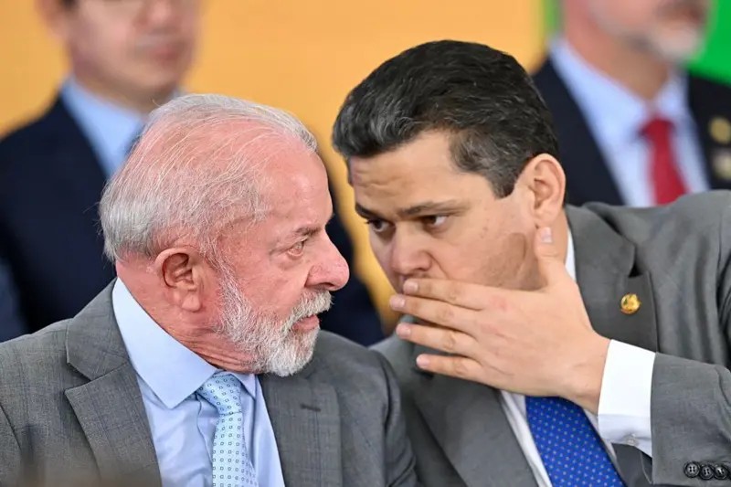 Fim da escala 6x1 sai antes da eleição? As pressões a favor e contra na reta final no Congresso
