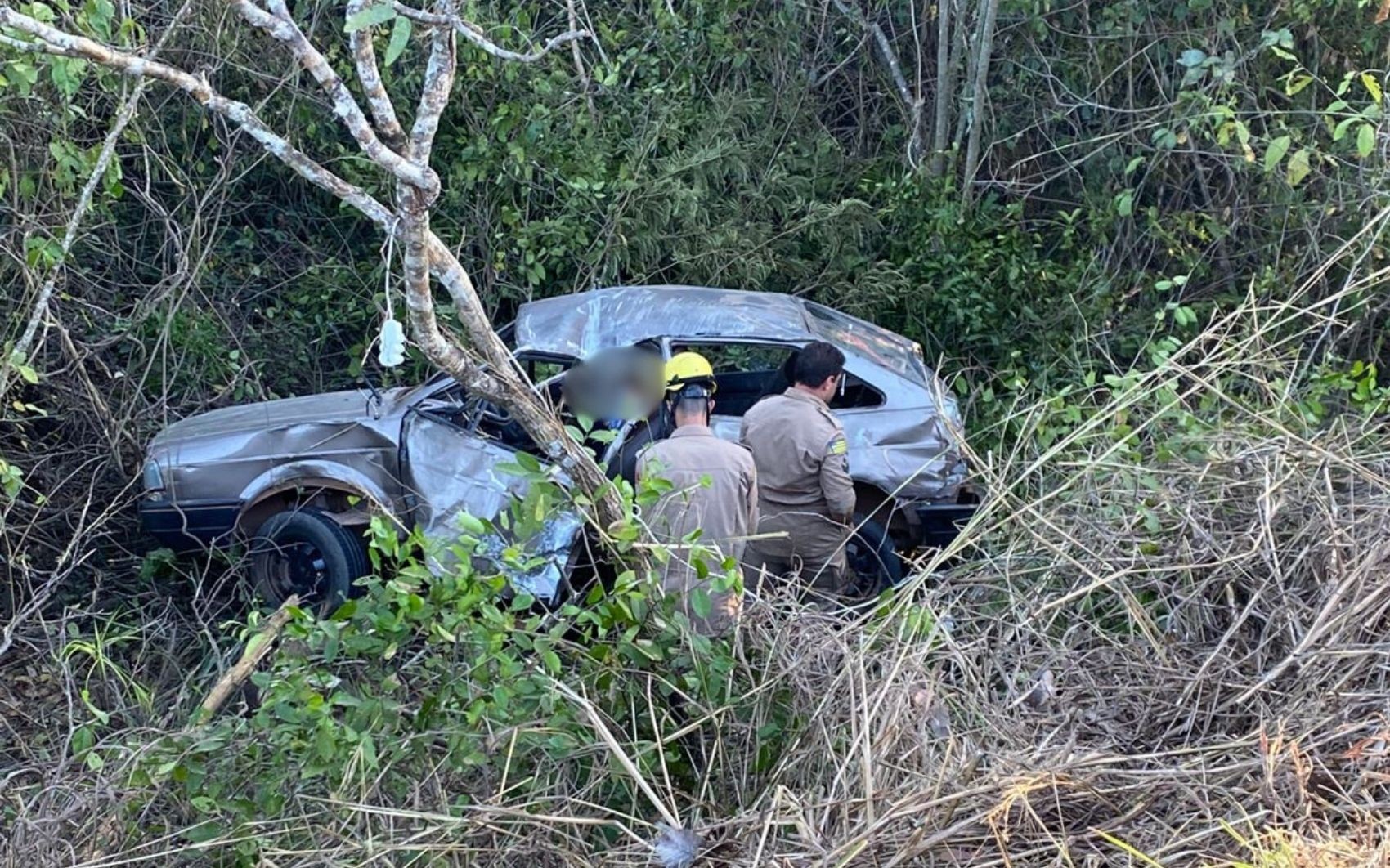 Mulher morre e três ficam feridos após capotamento próximo a ponte, em Goiás