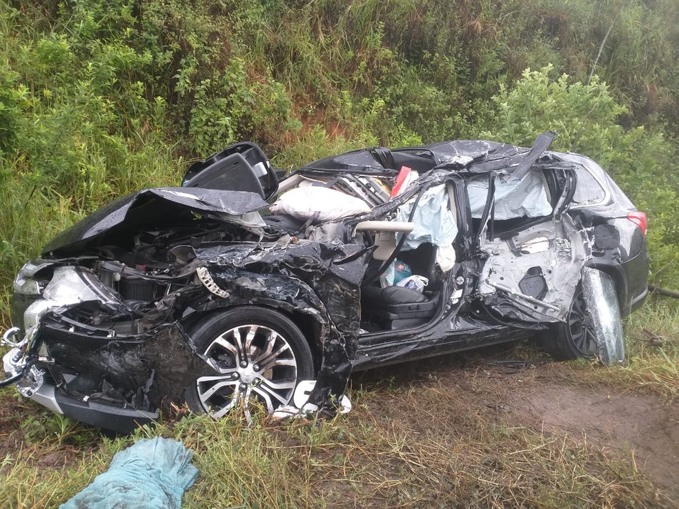 Carro destruído após batida em Teófilo Otoni — Foto: Redes sociais