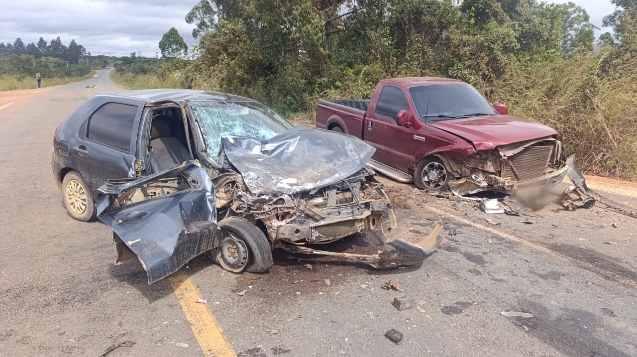 Casal e filhos são levados ao hospital após acidente com três veículos na LMG‑602