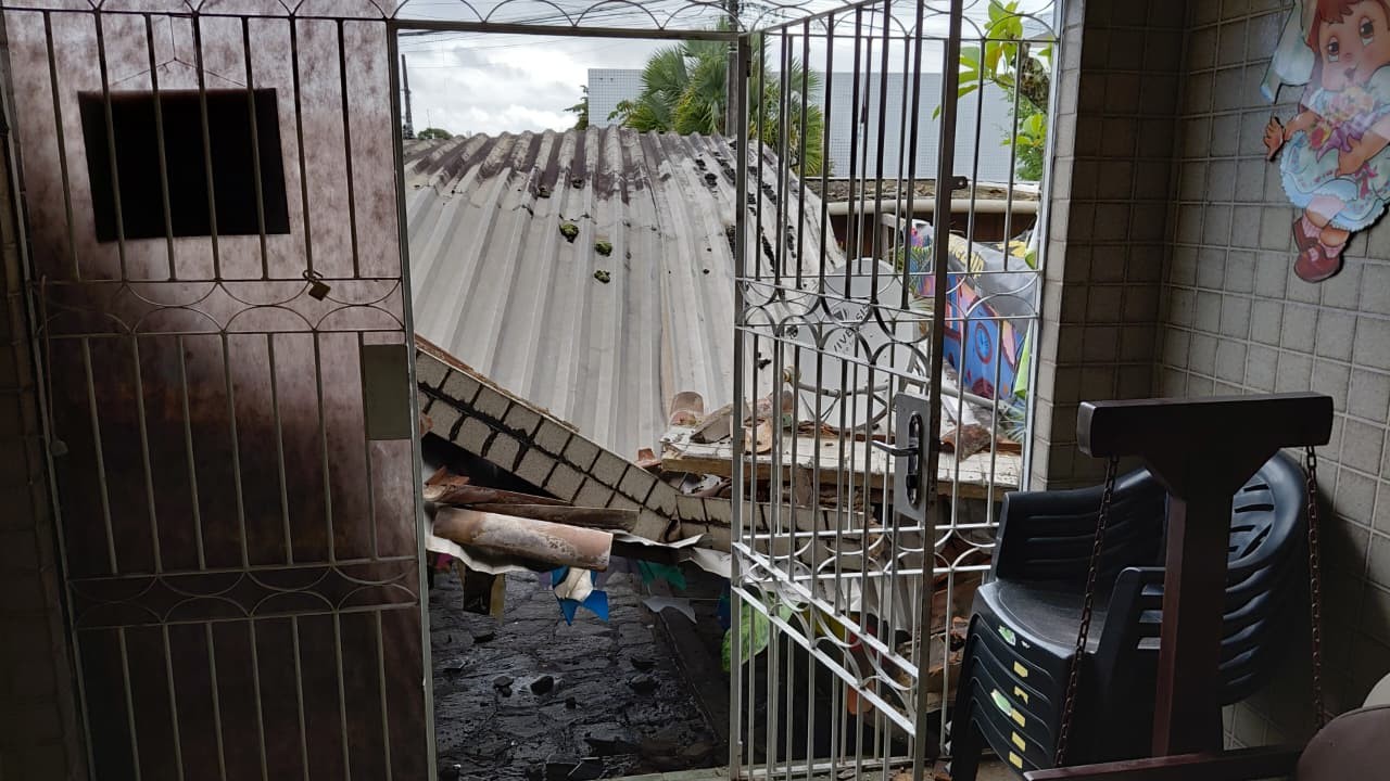 Teto de garagem desaba no bairro Cruz das Armas, em João Pessoa