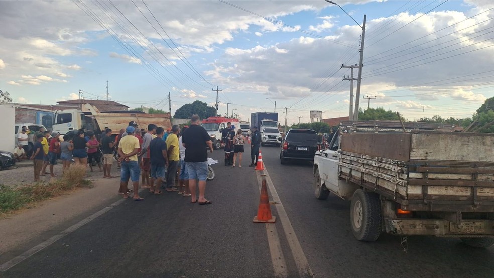 Homem de 50 anos morre após moto bater em carreta na BR-407, no PI; esposa e filho estavam na garupa — Foto: Reprodução/PM