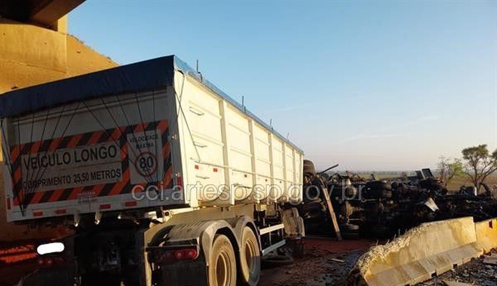 Acidente mata caminhoneiro em Santa Lúcia — Foto: Artesp