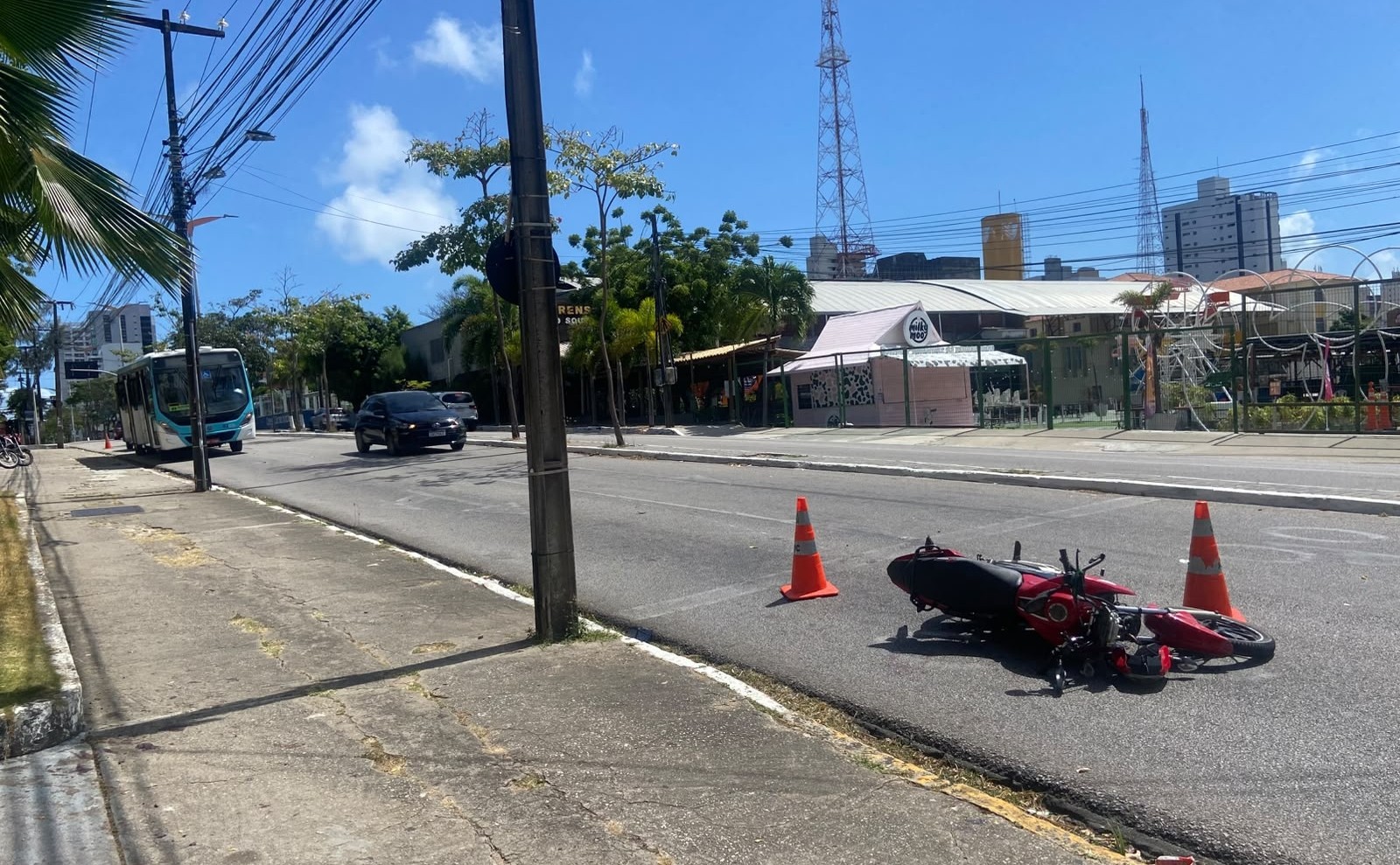 Moto colide com ônibus e motociclista fica ferido em Fortaleza