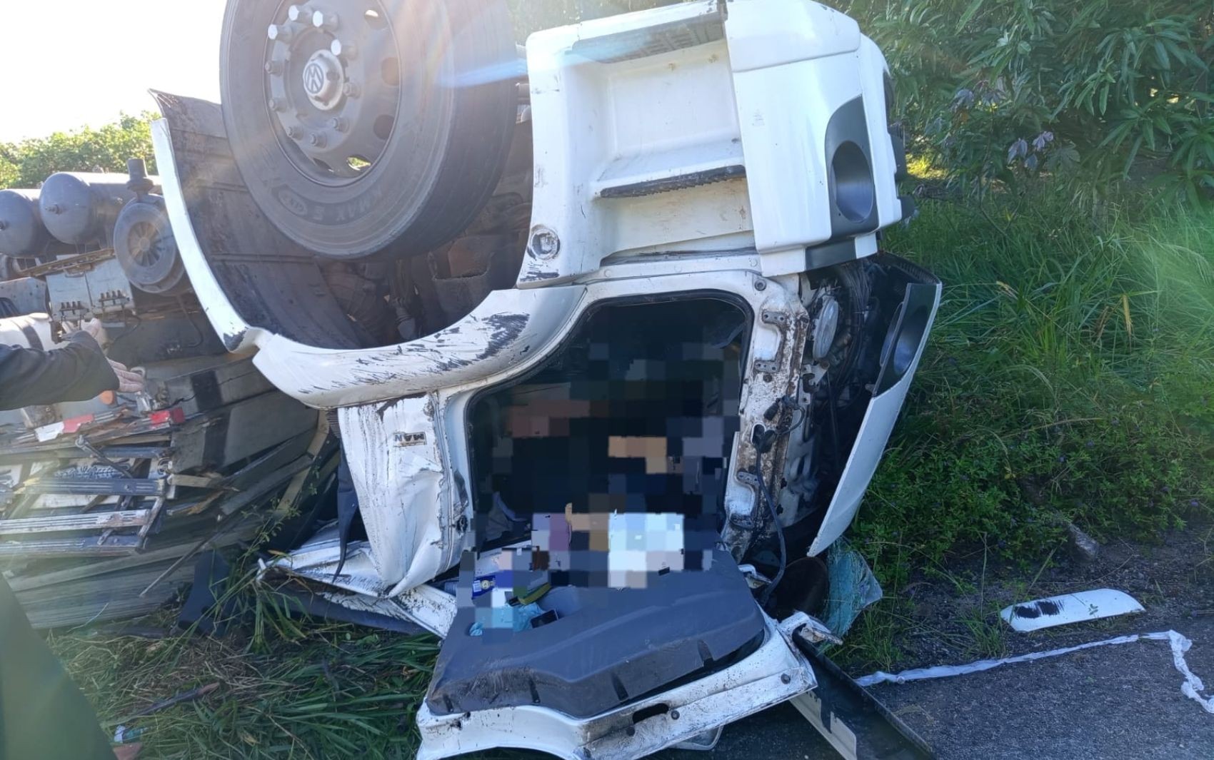 Homem morre após caminhão tombar na Rodovia SE-488 Indiaroba