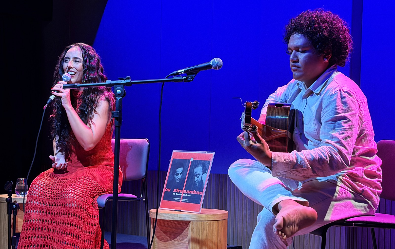 Aline Paes e Pedro Franco brincam a sério no ritmo dos afrosambas em show que festeja os 60 anos do disco de 1966