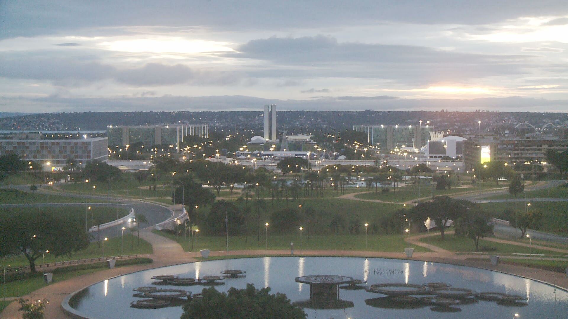 Previsão do tempo: semana inicia com aviso para chuvas intensas no DF