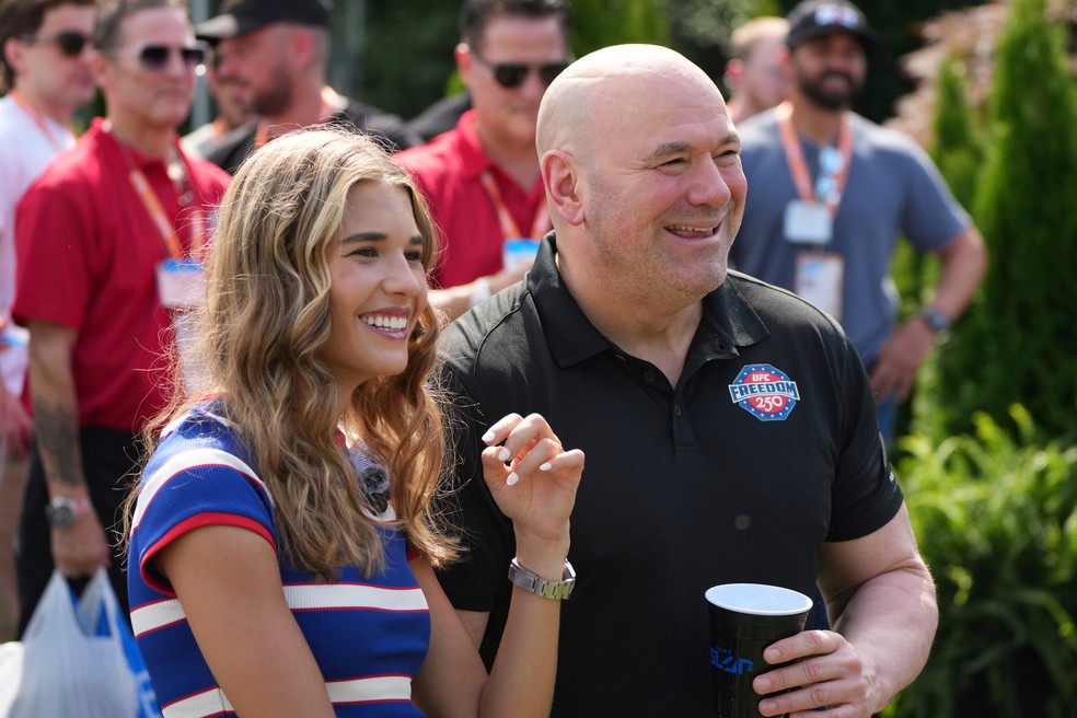 Kai Trump, à esquerda, e o presidente e CEO do UFC, Dana White, observam antes de um atleta de esportes a motor e dublê realizar um salto de motocicleta antes das lutas do "UFC Freedom 250" no Gramado Sul da Casa Branca, sábado, 13 de junho de 2026, em Washington — Foto: Foto AP/Alex Brandon, Pool