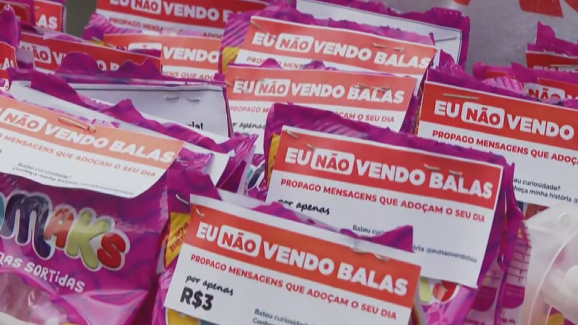 Ambulante da Tijuca que vendia balas com recados otimistas na pandemia se forma em administração