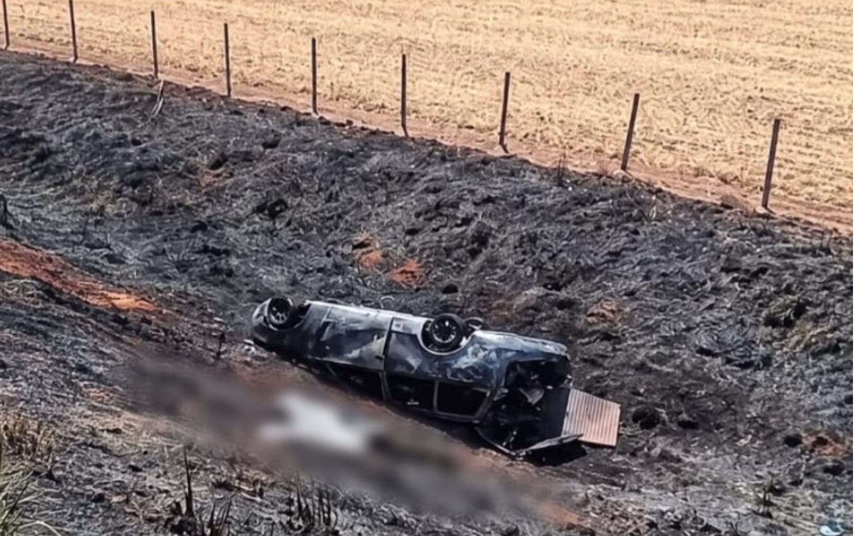 Três pessoas morrem após carro capotar e pegar fogo na GO-568, dizem Bombeiros