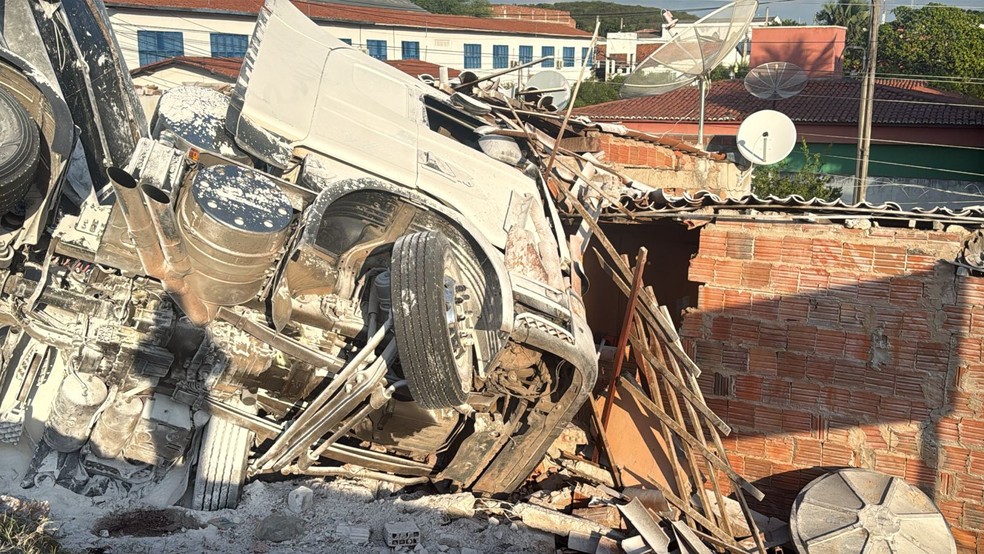 Carreta com gesso tomba, atinge carro, destrói casa e comércios, e deixa feridos, no Ceará. — Foto: Darlene Barbosa/TVM Cariri