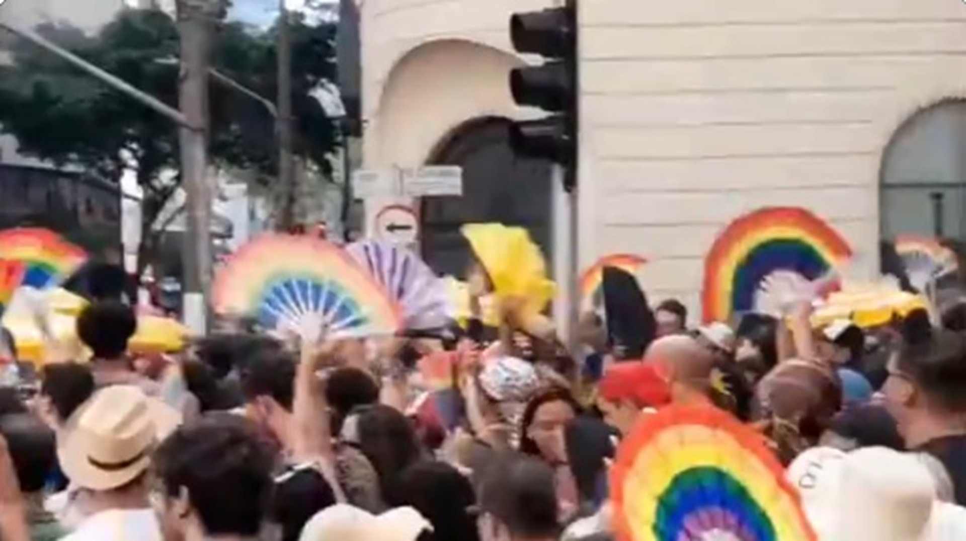 Leque se populariza e vira a ' bateria' dos blocos de rua LGBT em SP