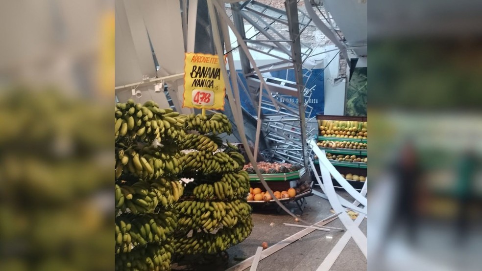 Parte de teto de supermercado desaba durante temporal em Araçatuba (SP) — Foto: Arquivo pessoal