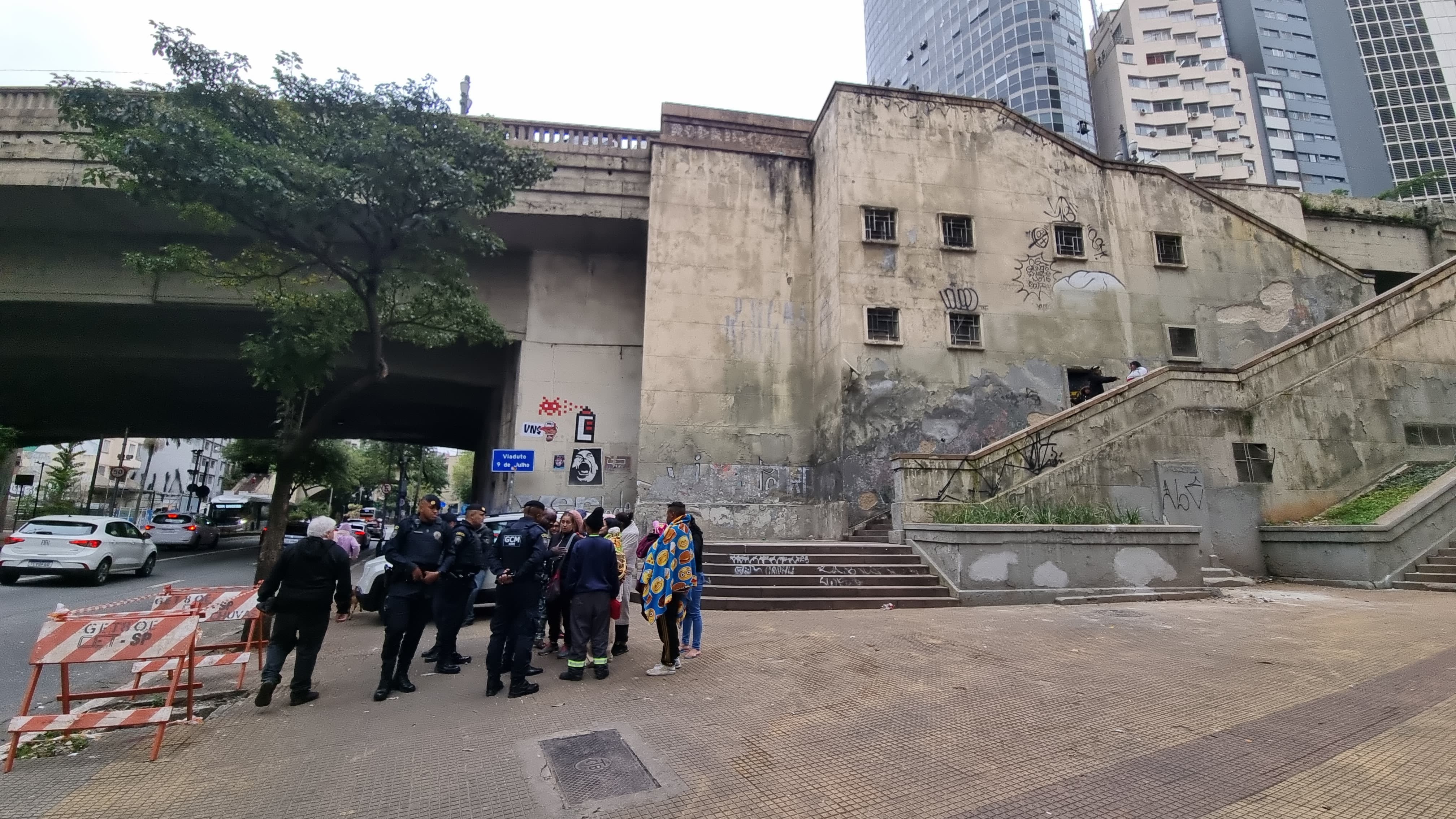 Moradores de ocupação sob Viaduto Nove de Julho protestam ao serem impedidos de voltar a local incendiado no Centro de SP